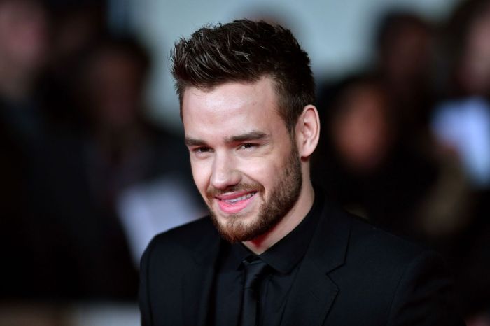 Liam Payne death latest: Hundreds of One Direction fans mourn singer at London vigil